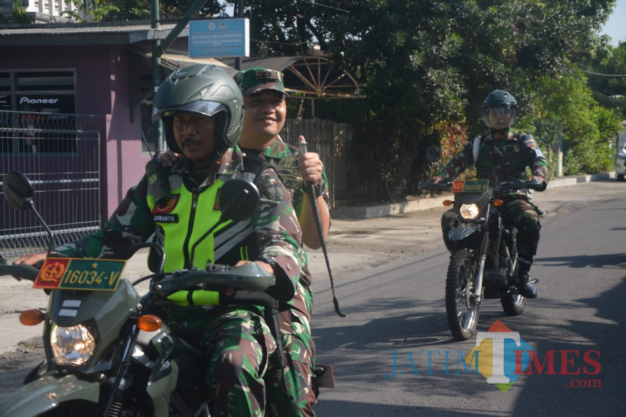 Dandim 0808/Blitar Letkol Inf Kris Bianto dan anggota patroli menggunakan motor