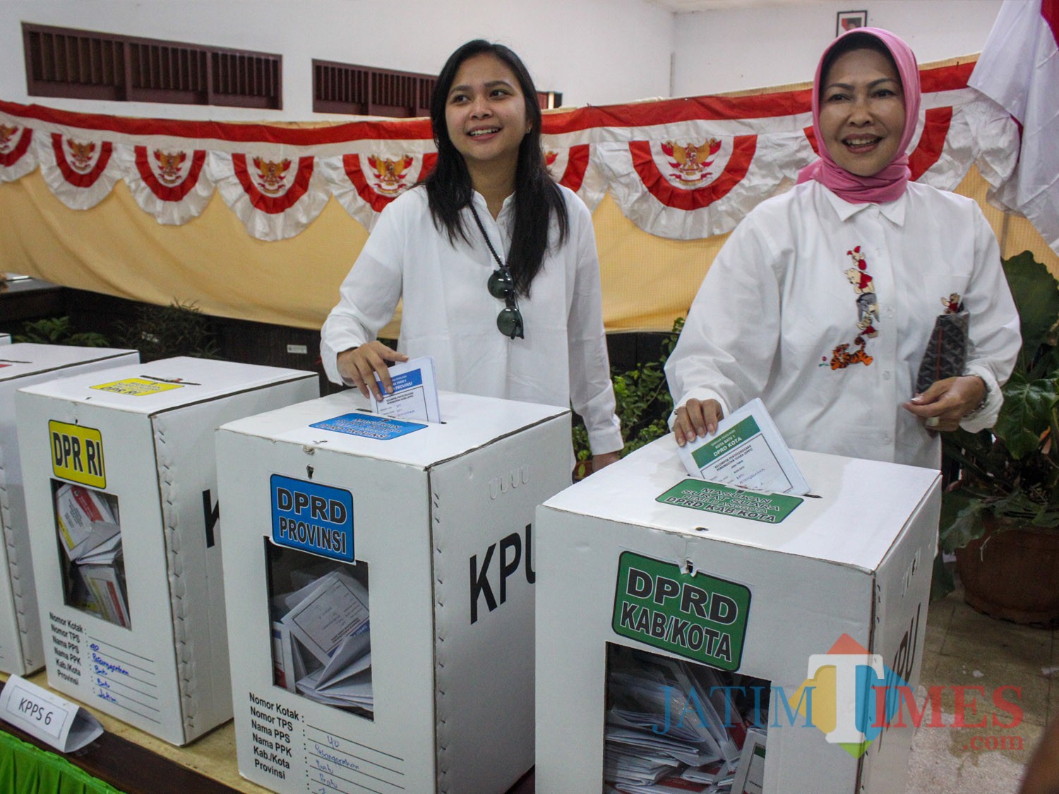 Dewanti Rumpoko (kiri) Walikota Batu dan putrinya Ganis Pratiwi Rumpoko (kanan) putri Dewanti sekaligus caleg DPR RI dapil Banyuwangi saat memasukkan surat suara seusai mencoblos (Luqmanul Hakim/Malang Times)