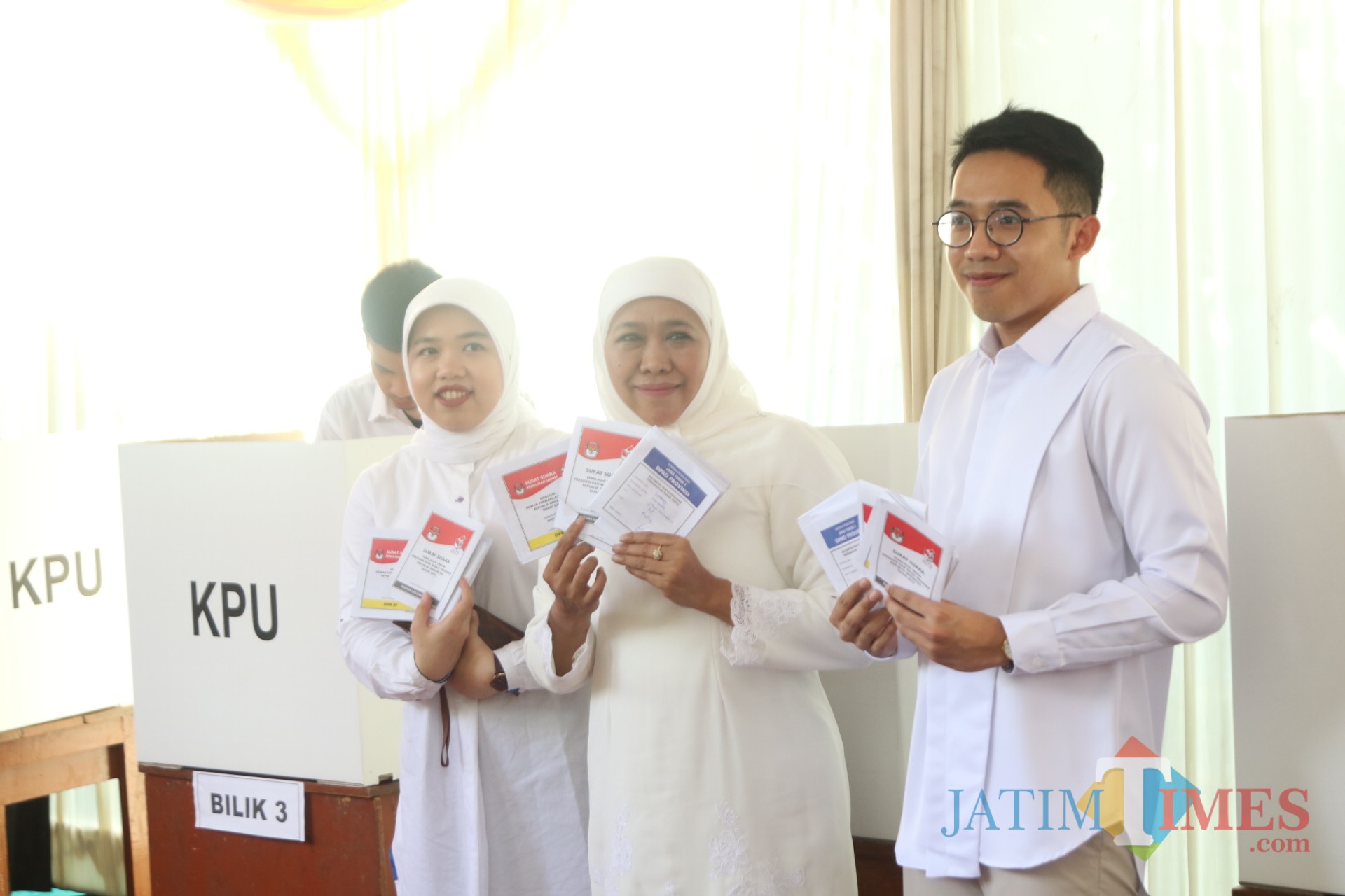Gubernur Jatim Khofifah saat menggunakan hak pilihnya