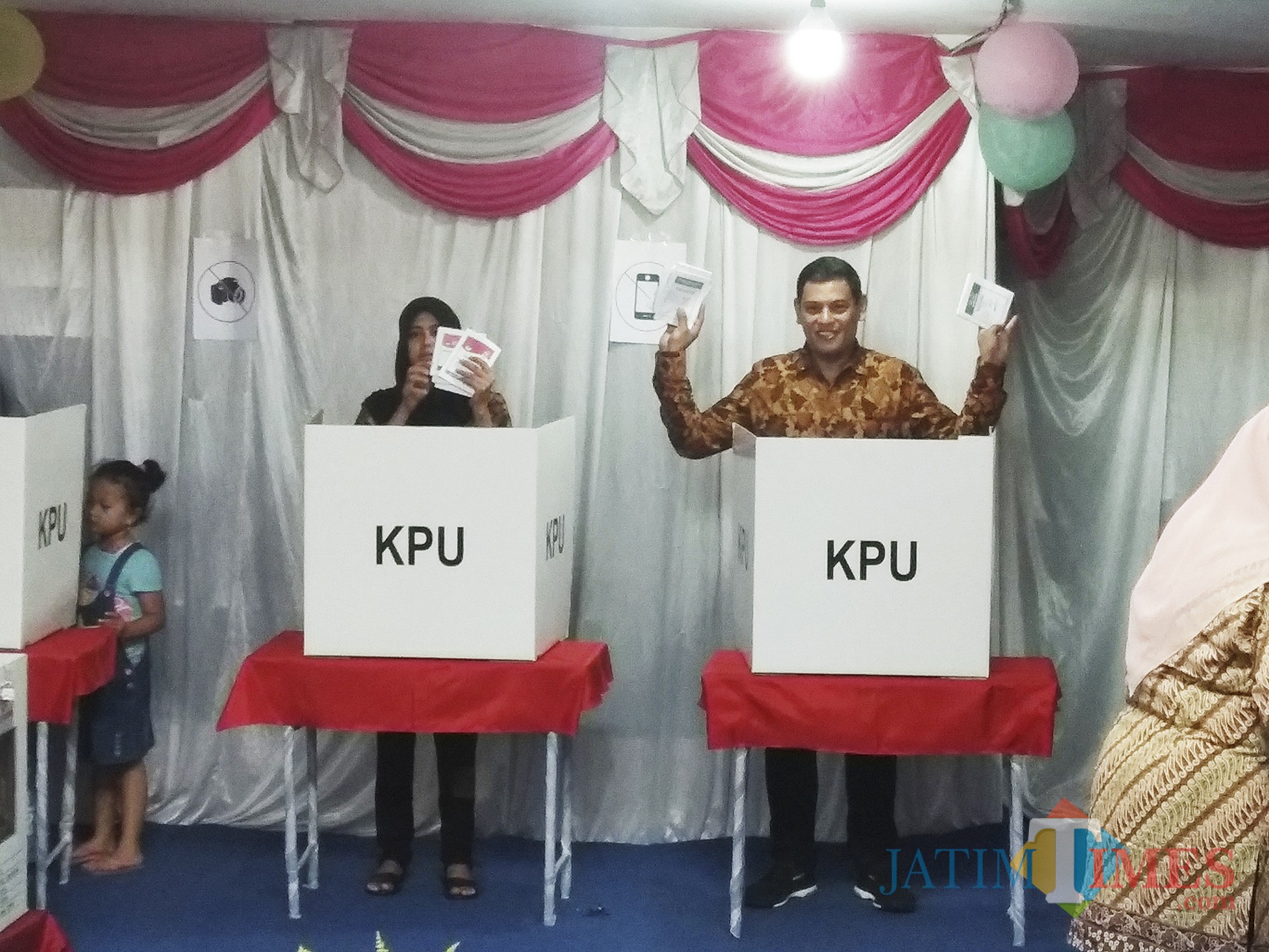 Wali Kota Kediri terpilih Abdullah Abu Bakar bersama istrinya saat mencoblos di TPS Kelurahan Banjaran Kota Kediri. (Eko Arif S /JatimTIMES)