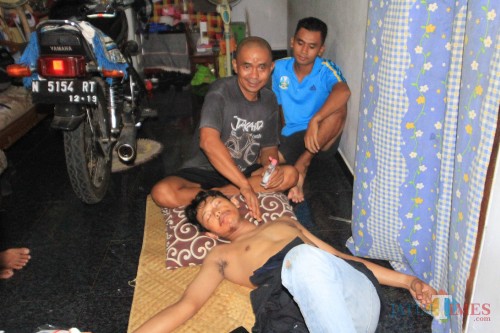 Korban Niko saat diurut (Pijet) Beny Hidayat usai kejadian (Agus Salam/Jatim TIMES)
