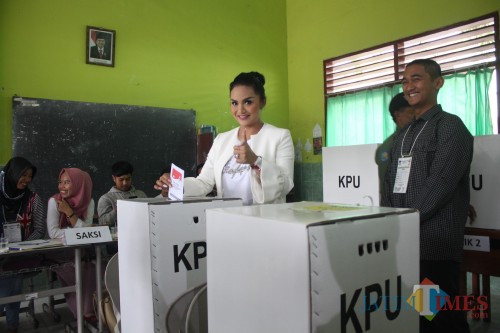 Krisdayanti memasukkan surat suara untuk capres dan cawapres di TPS 02 di Kota Batu (Luqmanul Hakim/MalangTIMES)