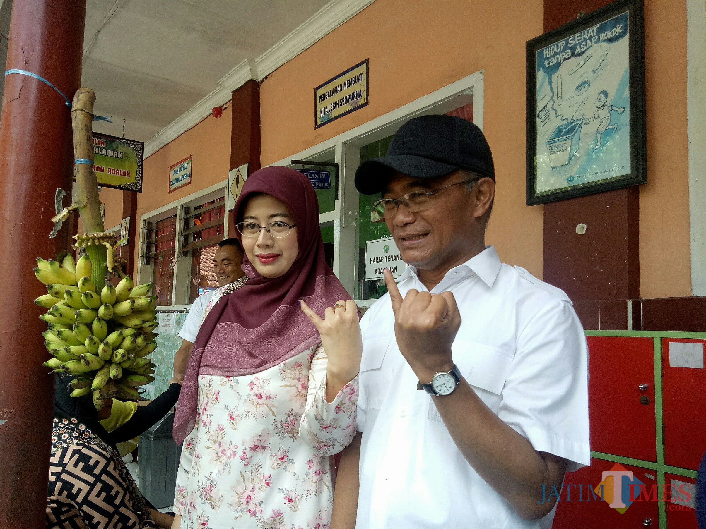 Mendikbud Muhadjir Effendy bersama istri usai mencoblos di TPS 20, Jatimulyo. (Foto: Imarotul Izzah/MalangTIMES)
