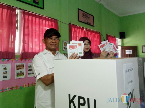 Mendikbud Muhadjir Effendy saat mencoblos bersama istri. (Foto: Imarotul Izzah/MalangTIMES)