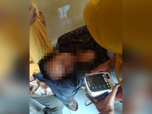 Mutini korban saat mendapatkan pertolongan pertama sebelum akhirnya dinyatakan meninggal dunia usai mencoblos di TPS 09, Kecamatan Gondanglegi (Foto : Istimewa)