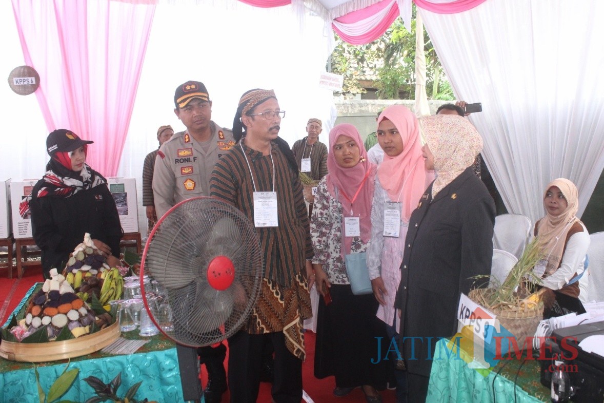 Pastikan Pemilu Lancar, Kapolres Bersama Bupati Kediri Tinjau TPS. (Foto: B. Setioko/JatimTIMES)