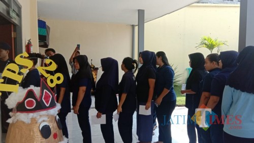 Penghuni Lapas Kelas II Sukun yang tengah mengantre untuk melakukan pencoblosan (Istimewa).