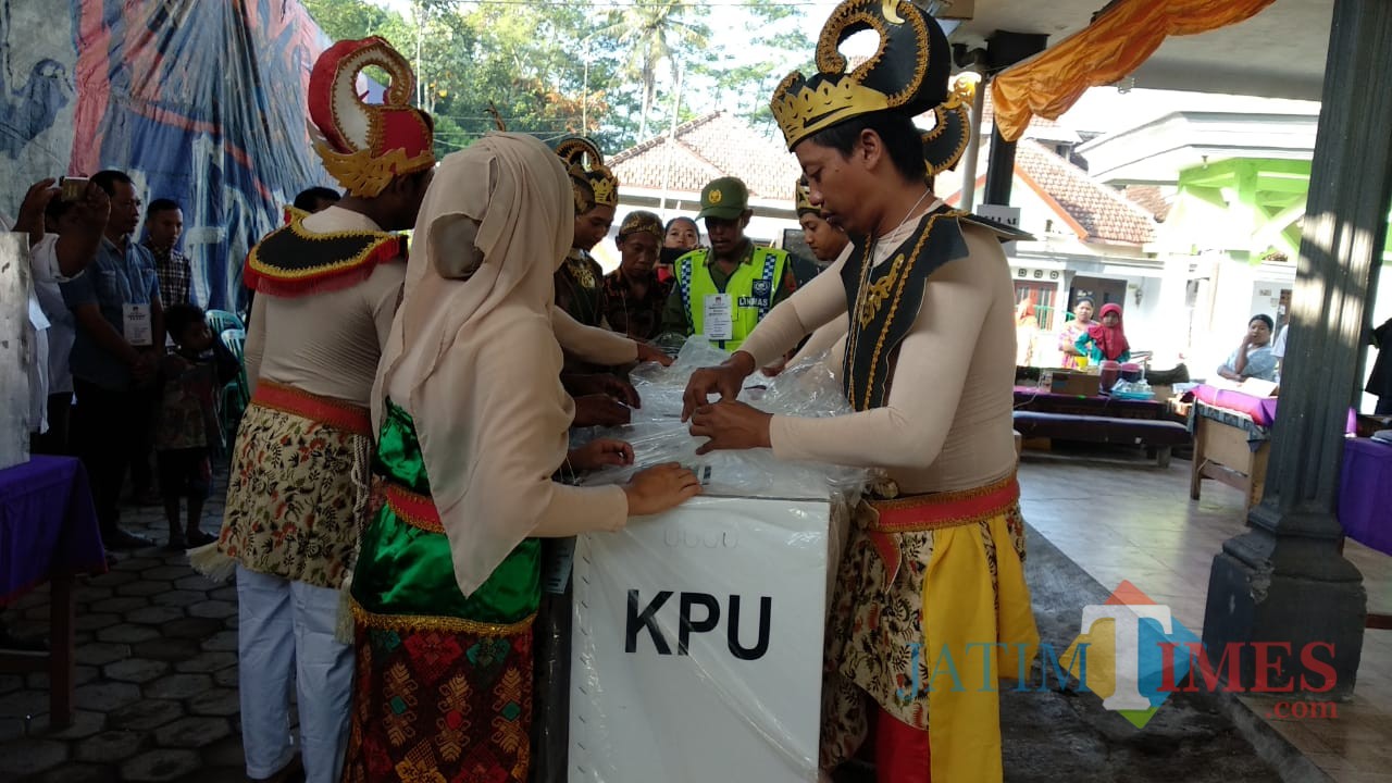 Petugas KPPS di TPS 04 yang mengenakan kostum wayangan guna menarik pemilih datang ke TPS, Kecamatan Pakisaji (Foto : Ashaq Lupito / MalangTIMES)