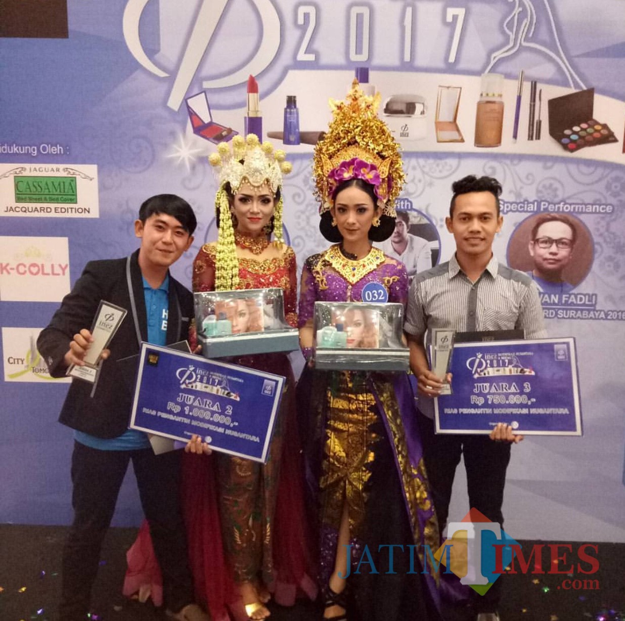 Richo Adriansyah (kiri) saat meraih juara perlombaan tata rias dan kontes busana (Foto : Richo Adriansyah for MalangTIMES)
