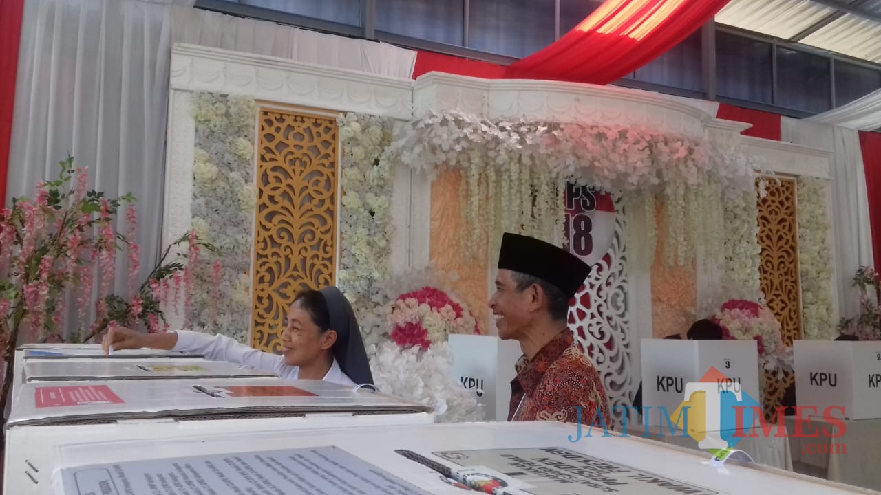 Suasana TPS 18 Kelurahan Gadingkasri, Kota Malang yang didekorasi mirip ruangan pesta pernikahan. (Foto: Nurlayla Ratri/MalangTIMES)