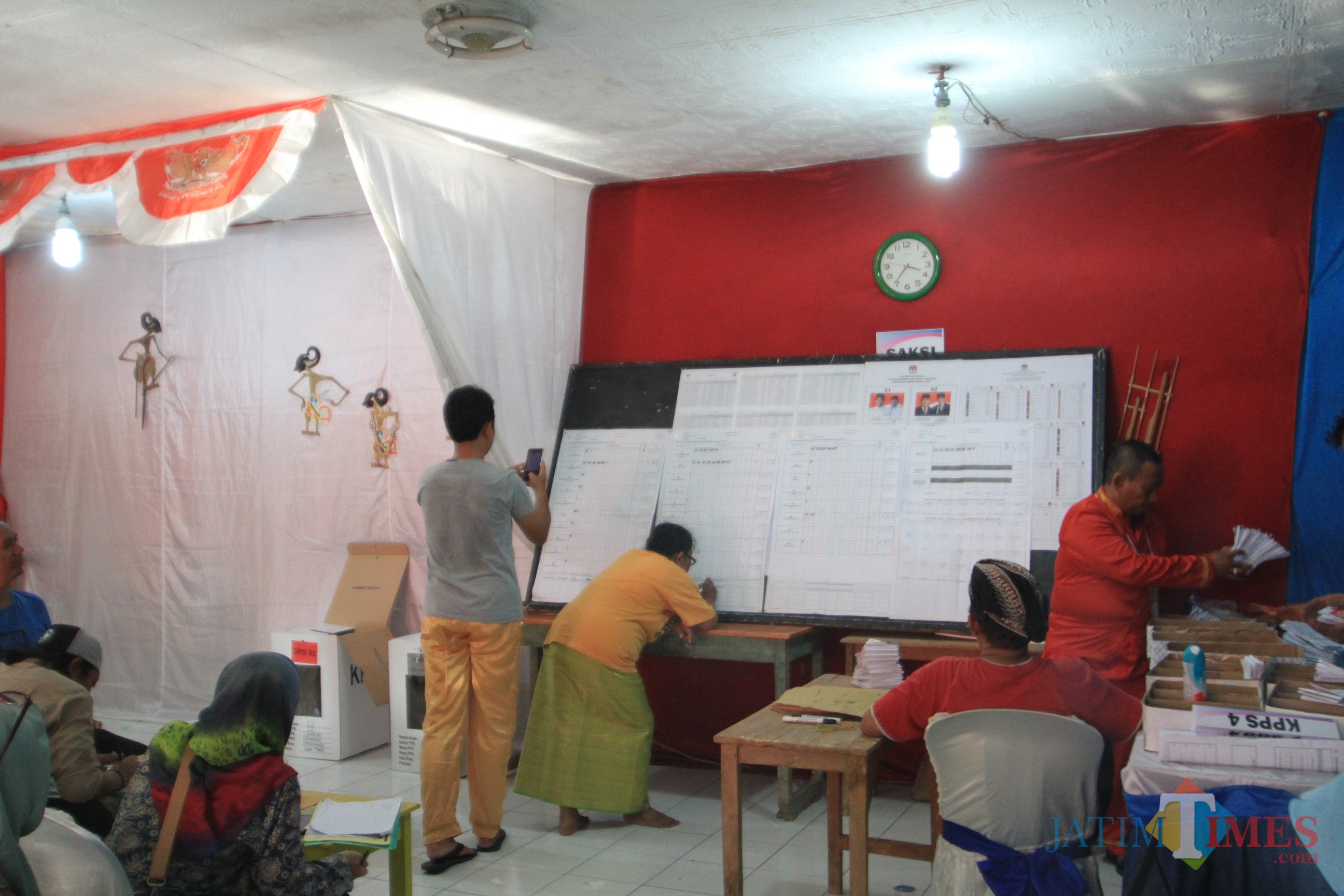 Suasana di TPS 23 Kelurahan Sukabumi, Kecamatan Mayangan, TPS tempat ketua DPC Partai Gerindra mencoblos (Agus Salam/Jatium TIMES))