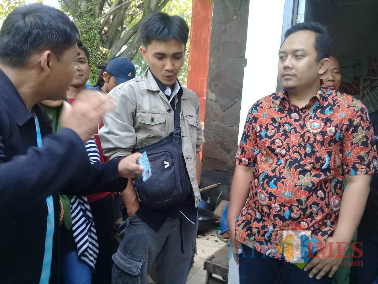 Suasana mediasi pada massa yang protes oleh KPU Kota Malang di Kelurahan Sumbersari. (Foto: Dokumen MalangTIMES)