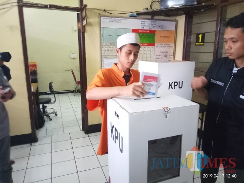 Tahanan Polres Malang Kota yang mencoblos (Anggara Sudiongko/MalangTIMES)