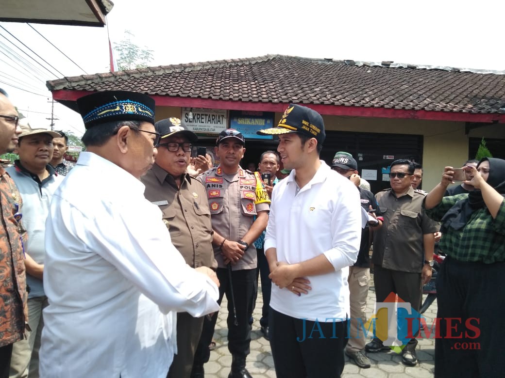 Wagub Emil Dardak saat meninjau TPS di Kuningan Kab Blitar