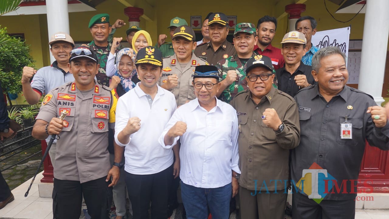 Wagub Jatim Emil Dardak bersama Forkopimda Blitar usai meninjau pelaksanaan coblosan di Blitar