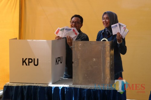 Wali Kota Malang, Sutiaji beserta istri Widayati Sutiaji saat menunjukkan surat suaranya di TPS 02 Kelurahan Jatimulyo (Pipit Anggraeni/MalangTIMES).