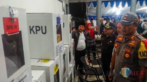 Wali Kota Malang Sutiaji bersama Forkopimda saat memantau kesiapan menjelang pemilu di TPS 67,68,69 yang berada di satu lokasi
