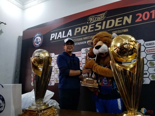 Kukuh Sanyoto saat diberi kesempatan untuk mengangkat Piala Presiden 2019 setelah menempuh perjalanan 28 Km dengan jalan kaki (Hendra Saputra)