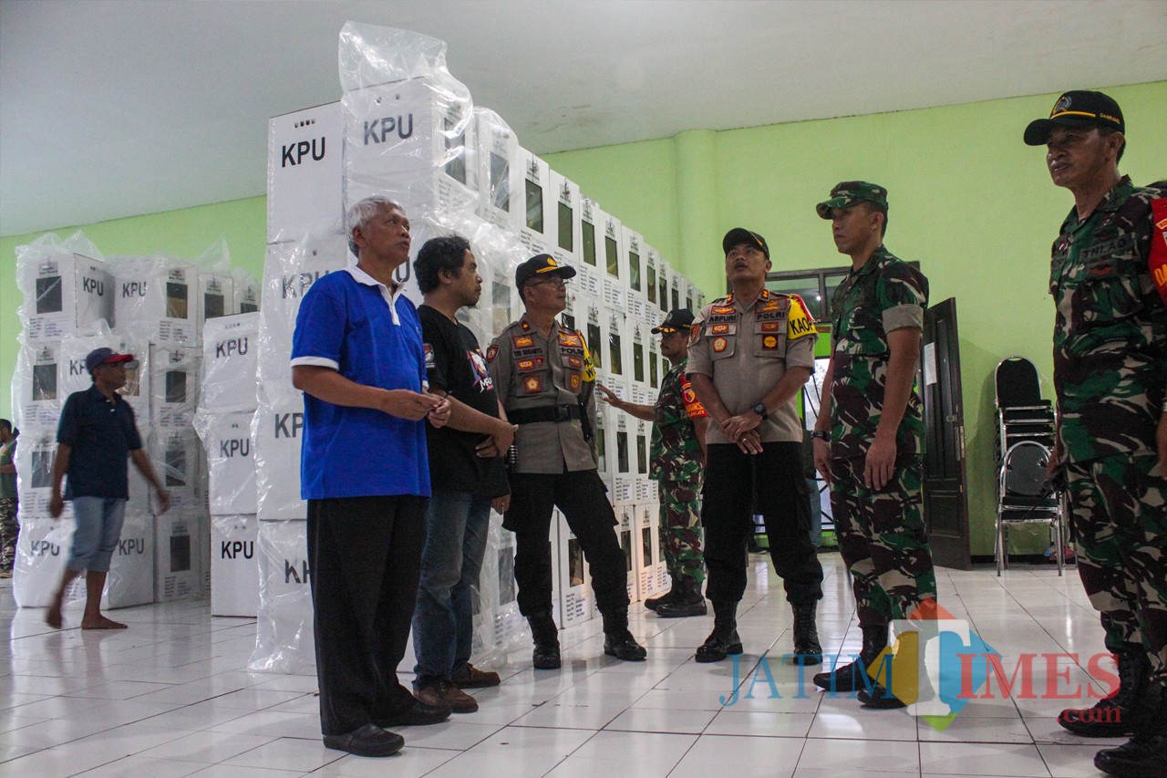 Kapolres Kota Malang AKBP Asfuri bersama Komandan Kpdim 0833 Letkol Inf. Tommy Anderson Saat memantau keamanan kotak suara di Kecamatan Blimbing (Luqmanul Hakim/Malang Times)