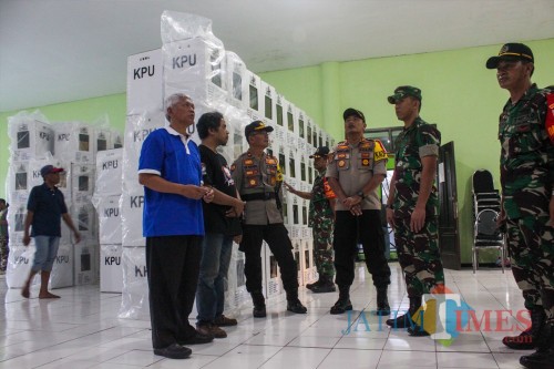 Kapolres Kota Malang AKBP Asfuri bersama Komandan Kpdim 0833 Letkol Inf. Tommy Anderson Saat memantau keamanan kotak suara di Kecamatan Blimbing (Luqmanul Hakim/Malang Times)