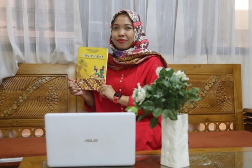 Dyah Worowirowirastri Ekowati dengan buku Ethnomatika. (Foto: Rizki/Humas)
