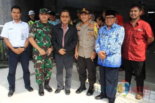 Forkopimda Blitar sambut kedatangan mantan Wapres Boediono di Stasiun KA Blitar