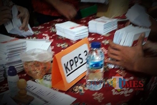 Ilustrasi petugas KPPS di Kota Malang yang tengah bertugas. (Foto: Dokumen MalangTIMES)