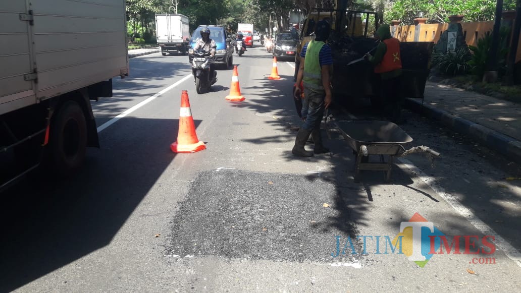 Jalan berlubang yang banyak memakan korban di Jalan Soekarno-Hatta akhirnya diperbaiki (Agus Salam/Jatim TIMES)