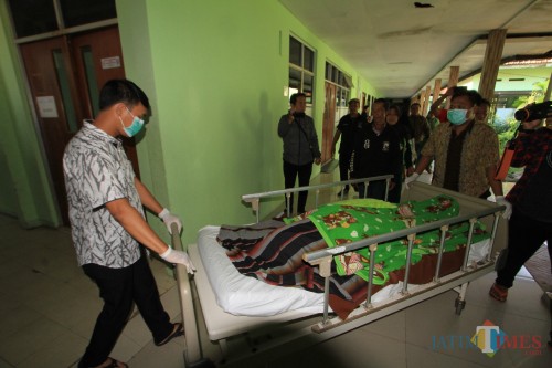 Jasad Adul Azis petugas KPPS saat hendak dibawa ke rumah duka (Agus Salam/Jatim TIMES)