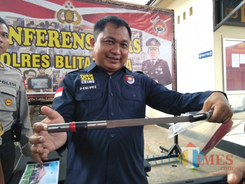 Kasatreskrim Polres Blitar Kota AKP Heri Sugiono menunjukkan parang yang digunakan pelaku