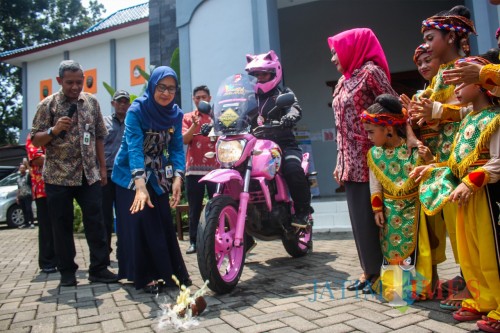 Pelepasan Mouzza Zee, lady biker asal Malang oleh Sekretaris Dinas Kebudayaan dan Pariwisata Dahliana Lusi Ratnasari (Luqmanul Hakim/Malang Times)
