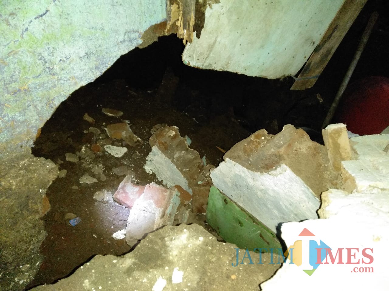 Kondisi tanah ambles di jalan KH. Agus Salim Gg. Soponyono RT 01 RW 03, Kelurahan Sisir, Kecamatan Batu, Kota Batu. (Foto: istimewa)