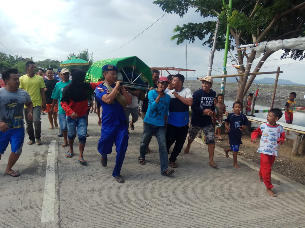 Korban kecelakaan laut dievakuasi petugas bersama warga