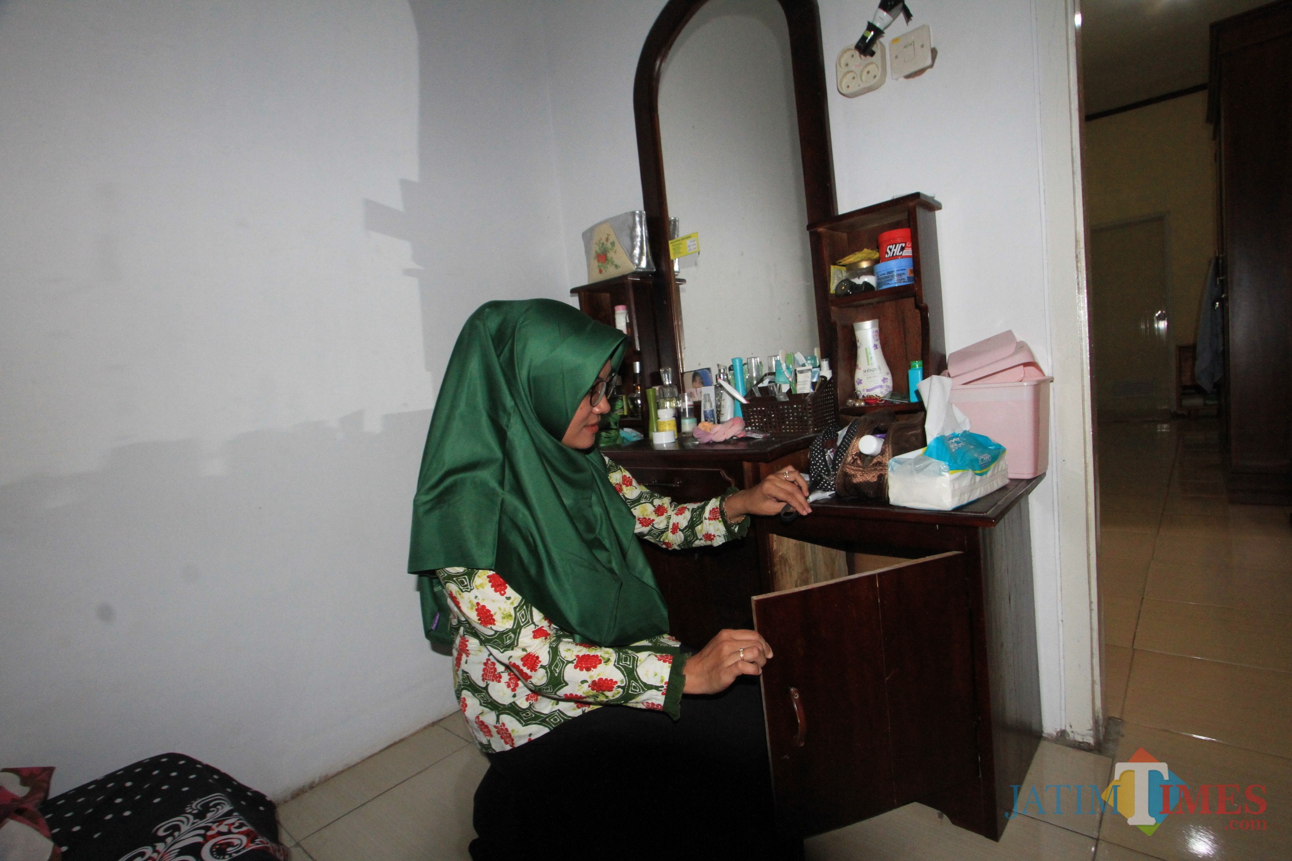 MJelinda menunjukkan tempat penyimpanan laptopnya (Agus Salam/Jatim TIMES)