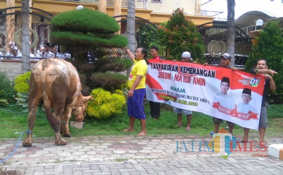 Relawan Milenial Jokowi potong sapi.