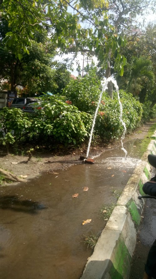 Saat kran penyiram tanaman di kawasan Dieng bocor dan membuat jalan becek (Ist)