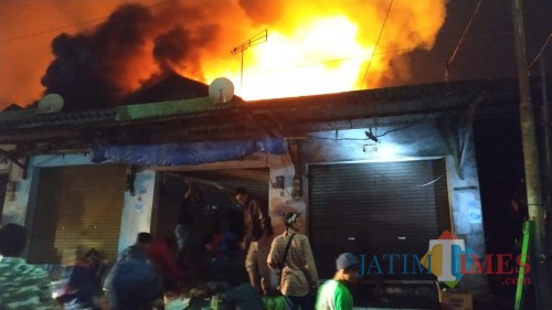 Situasi kepanikan yang terjadi di Pasar Lawang, 3 jam setelah kebakaran berlangsung, Kecamatan Lawang (Foto : Ashaq Lupito / MalangTIMES)