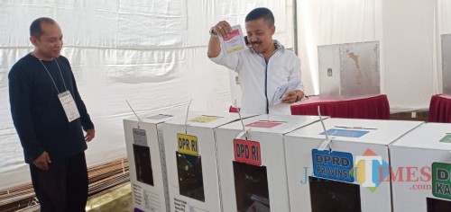 Wakil Wali Kota Batu Punjul Santoso memasukkan surat suara setelah mencoblos (Luqmanul Hakim/Malang Times)