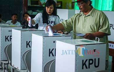 Warga Kota Batu yang menyalurkan hak pilihnya di TPS pada pesta demokrasi 2019 (Luqmanul Hakim/MalangTIMES)