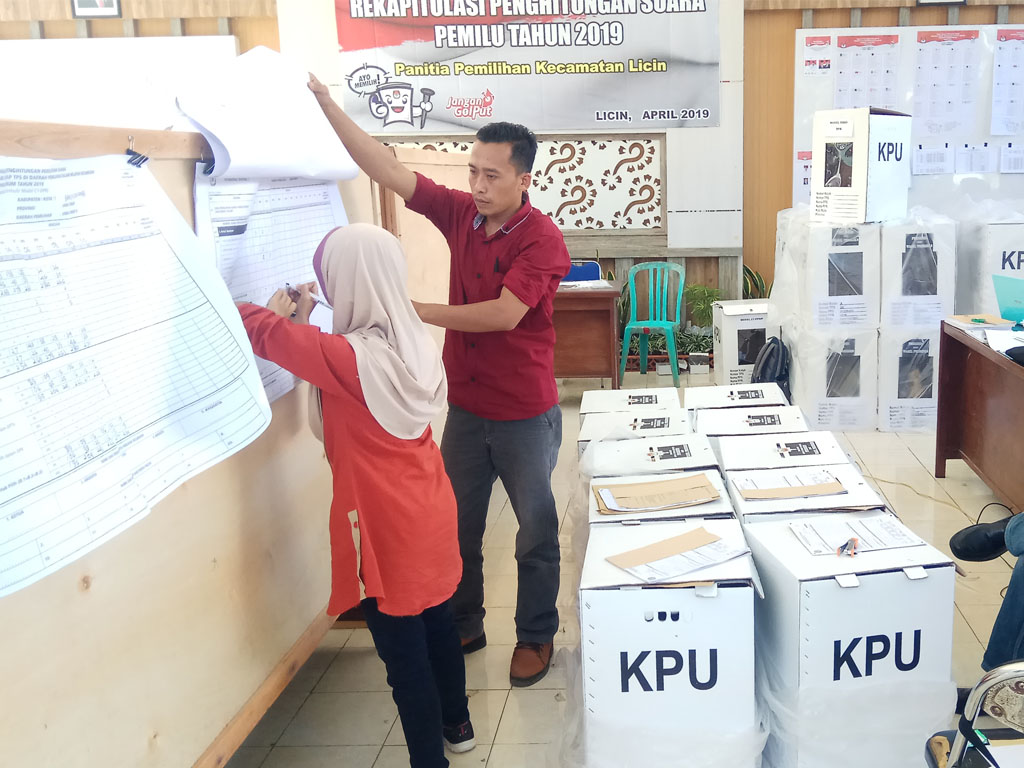 Proses rekapitulasi penghitungan surat suara di Kecamatan Licin