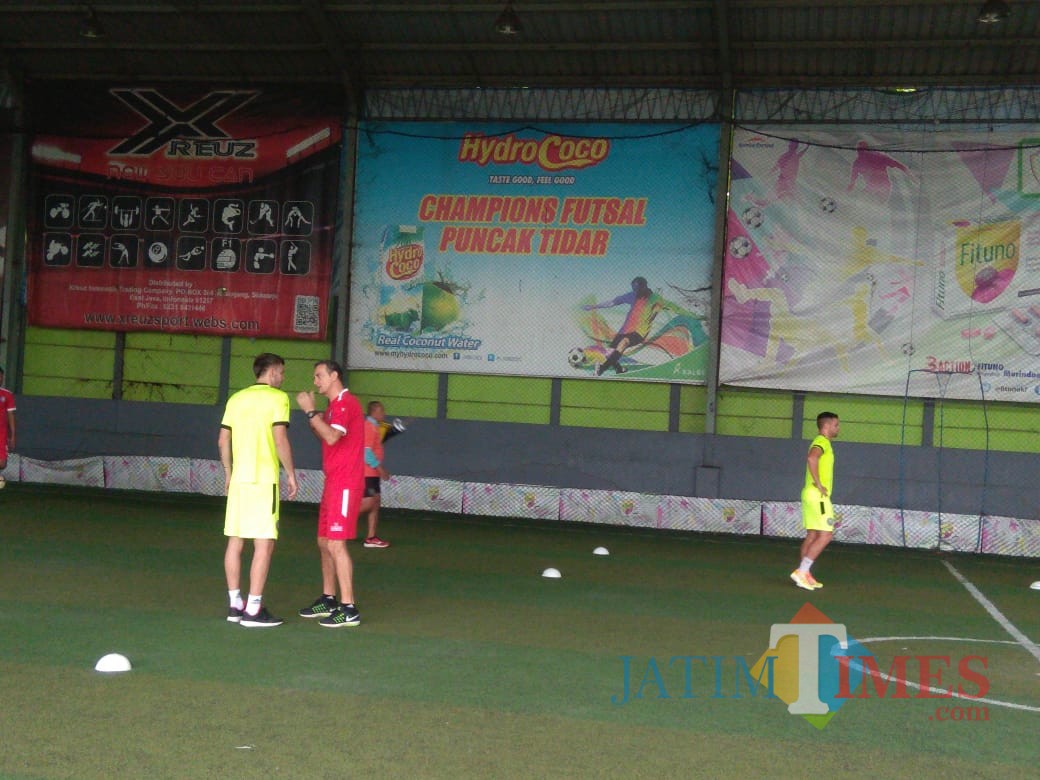 Milomir Seslija saat memberikan instruksi kepada pemainnya. (Hendra Saputra)