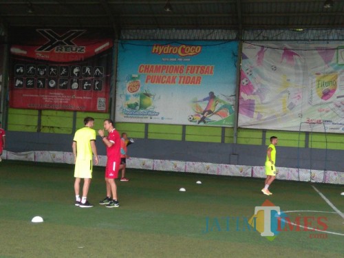 Milomir Seslija saat memberikan instruksi kepada pemainnya. (Hendra Saputra)