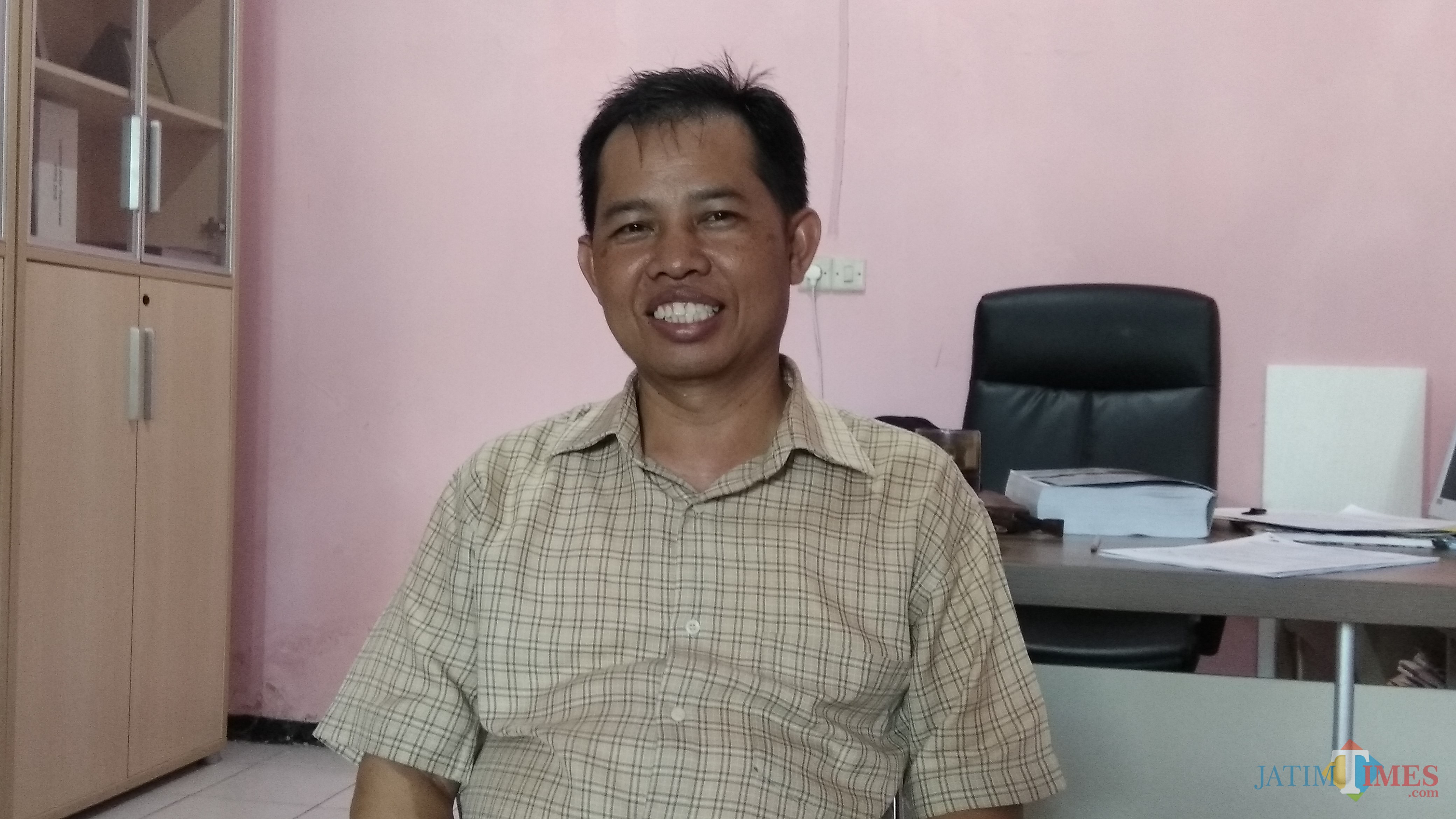 Ketua Bawaslu Kota Malang Alim Mustofa saat ditemui awak media. (Foto: Nurlayla Ratri/MalangTIMES)