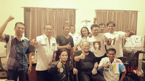 La Nyalla beserta pendukung Paslon 01 yang memilih gundul