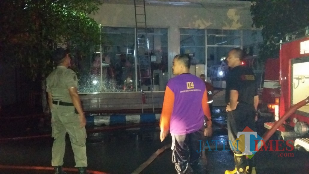 Petugas Damkar sesaat setelah berhasil padamkan Api / Foto : Kelana Agung / Tulungagung TIMES