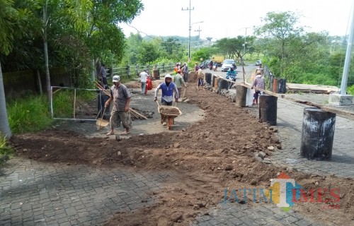 Kondisi Jembatan penghubung perumahan Bulan Terang Utama yang sedang diperbaiki pekerja. (Anggara Sudiongko/MalangTIMES)