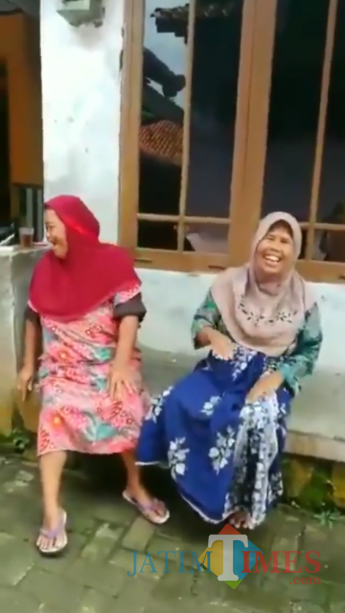 Emak-emak yang tertawa ketika berdebat dalam video yang diunggah netizen (foto istimewa)