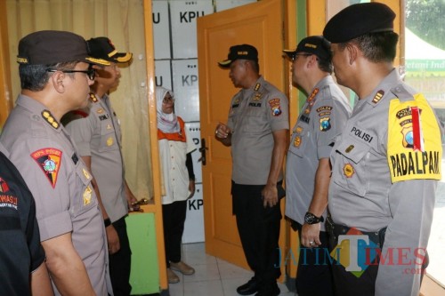 Irwasda Polda Jatim Kombes Pol Sutardjo ketika meninjau beberapa PPK di Kabupaten Kediri. (Foto: B. Setioko/JatimTIMES)