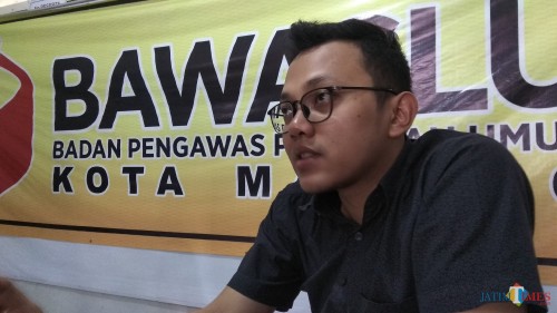 Koordinator Divisi Penanganan Pelanggaran Bawaslu Kota Malang Hamdan Akbar Safara saat menemui awak media. (Foto: Nurlayla Ratri/MalangTIMES)