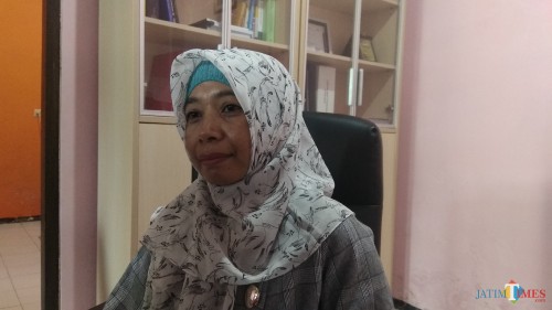Koordinator Divisi SDM dan Organisasi Bawaslu Kota Malang Erna Al Maghfiroh saat ditemui awak media. (Foto: Nurlayla Ratri/MalangTIMES)